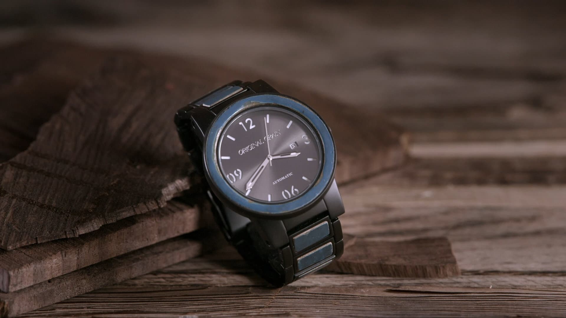 Wood Watches, Steel Bicycles, Raw Pet Food, Replica Police Lanterns
