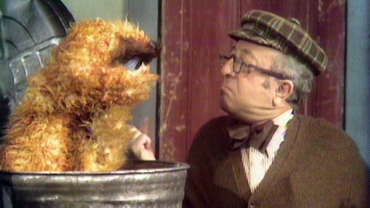 Mr. Hooper Bakes Oscar a Baked Bean Sundae (0056)
